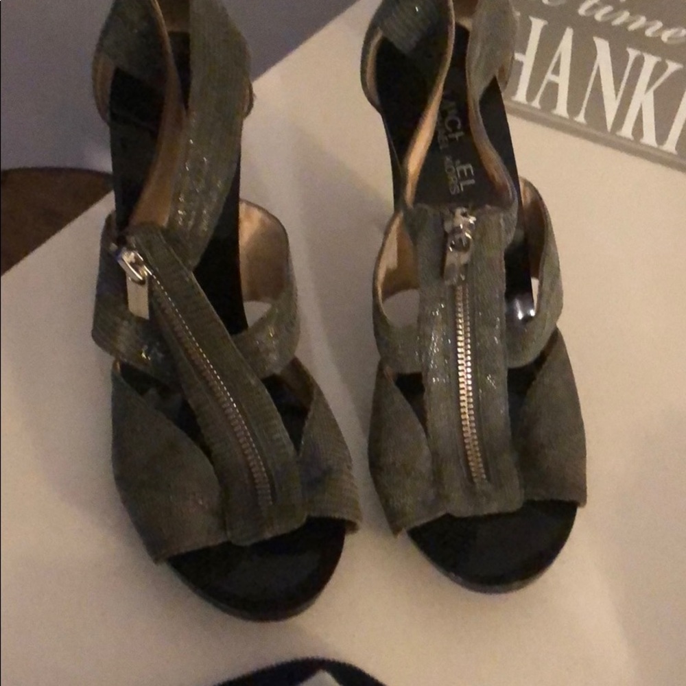 Michael Korda grey heels